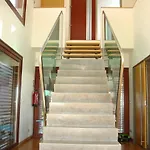 Villa I U *