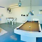 Villa I U *