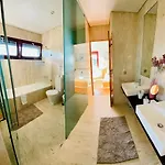Villa I U *